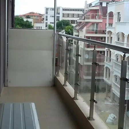 Uzhen Plazh * Νεσέμπαρ